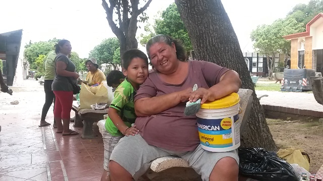 La matriarca junto a sus descendientes a los que enseña el oficio. Foto: Fabiola Gutiérrez.