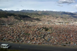Vista de La Paz desde la autopista a El Alto.