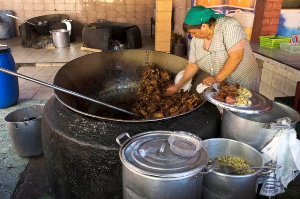 &quot;Doña Pola&quot; es una de las chicharronerías más apreciadas de Cochabamba. En el local, los visitantes pueden ver prácticamente cómo se cocina su plato y hasta elegir las presas de su gusto.