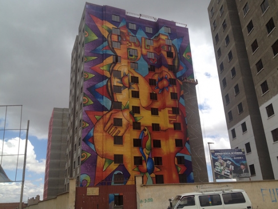 Uno de los murales del pintor Roberto Mamani Mamani ya casi finalizado se exhibe en uno de los bloques del complejo de viviendas de Mercedario en El Alto FOTO: Carla Hannover