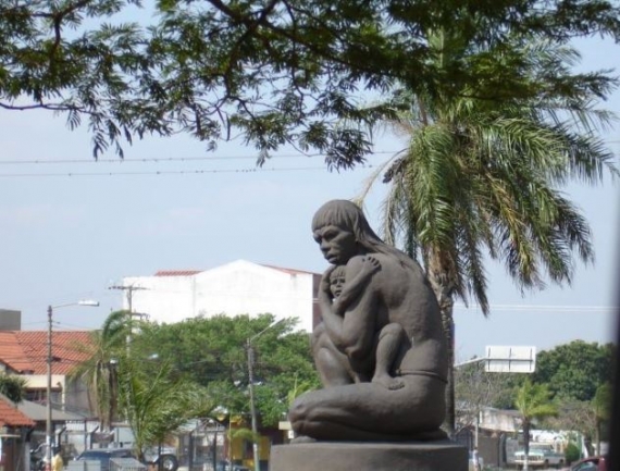 Monumento a la madre india en Santa Cruz, obra de David Paz Ramos.