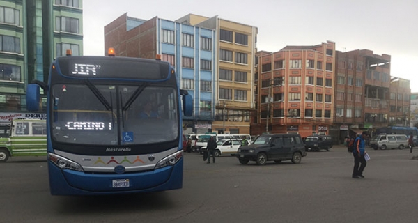 El bus Sariri llega a su parada en la Ceja de El Alto FOTO: Carla Hannover 