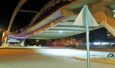 La estructura del paso a desnivel colapsó el reciente jueves por la noche.