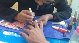 Pintar uñas, un oficio que recluta a más y más jóvenes mujeres