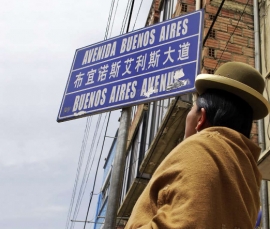 Virginia Jahuira Verástegui se sorprende al darse cuenta de que en la Avenida Buenos Aires hay letreros que tienen escrita la ubicación de la zona en chino mandarín e inglés. 