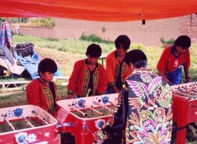 Cuatro canchas de futbolín, media hora de internet, una ficha en los “tilines”