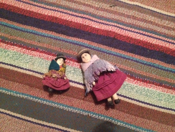 Madres con sus hijos a la espalda.