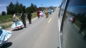 Bailarines en plena carretera Batallas-El Alto