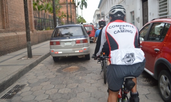Ciclista pide a motorizados que se comparta el camino. 