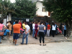 11:00 La espera de los vecinos de la calle Zoilo Flores apenas comienza