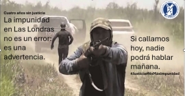 Paulino Camacho apuntando con un arma de fuego contra el periodista Percy Suárez