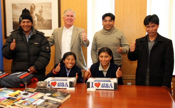 “Niñas de Ancoraimes”. Foto de la Embajada de EE.UU. en Bolivia. Licencia Creative Commons BY/ND 2.0.