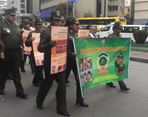 Un grupo de policías participa de la Marcha por una vida sin violencia realizada el miércoles 8 de abril de 2015 FOTO: Carla Hannover