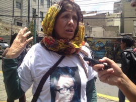 Helen Álvarez declara a la prensa durante el plantón realizado esta mañana en la Alcaldía de La Paz FOTO: Carla Hannover