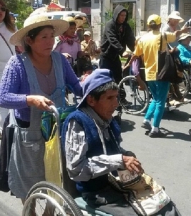 Familia en la movilización rumbo a La Paz.