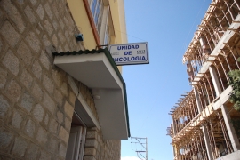 Cómo vencer el cáncer con equipos obsoletos y hacinamiento