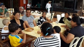 Familias comparten comida típica en domingo.