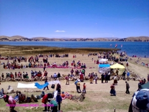 Feria binacional Perú-Bolivia en Santiago de Huata.