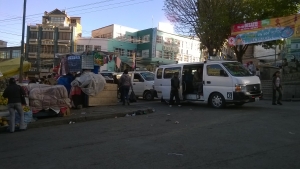 La parada improvisada de minibuses, que recogen pasajeros desde la plaza Garita de Lima hasta la Ceja de El Alto