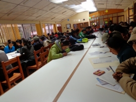 En pleno estudio, jóvenes de la Unibol aymara en La Paz.