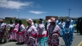 Bailarines en la carretera de Batallas-El Alto