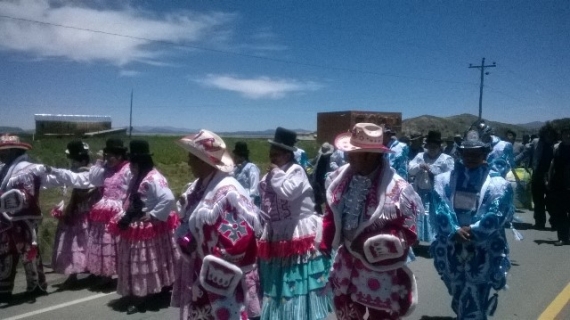 Bailarines en la carretera de Batallas-El Alto