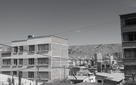 Detrás de estos edificios de Villa Copacabana está Laikacota.