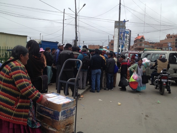 Puesto callejero de Carlos Joffré en la Ceja de El Alto.