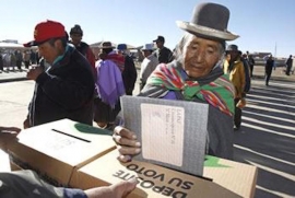 Una mujer vota en el referéndum por las autonomías indígenas de 2009 FOTO: Tomada del sitio de Fides virtual