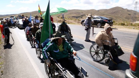 Marchistas de la Confederación de Personas con Discapacidad en Pongo