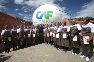 Con sus certificados en mano, jóvenes alteños del proyecto Manq&#039;a posan en el acto de inauguración de la escuela-comedor de la zona Santa Isabel FOTO: Extend Comunicaciones
