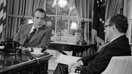Nixon posa en la Casa Blanca junto a su asesor en temas de seguridad nacional, Henry Kissinger.