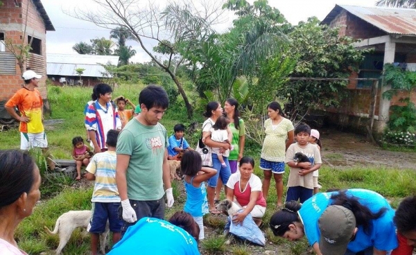 Habitantes de Puerto Motor, en el Beni, llevan a sus mascotas a ser atendidos por los voluntarios de APLAB, el 31 de marzo de 2014, semanas después de las inundaciones. 