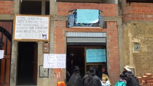 En la fachada del lugar donde se velan los restos de Isabel Pillco se han colgado carteles en los que los vecinos exigen justicia FOTO: Iblin Linarez
