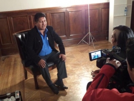Entrevista de María Galindo con un asambleísta.
