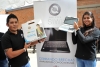 Dos jóvenes muestran las computadoras kuaa que el Gobierno entrega desde septiembre FOTO: Tomada del blog http://desarrollotics.blogspot.com